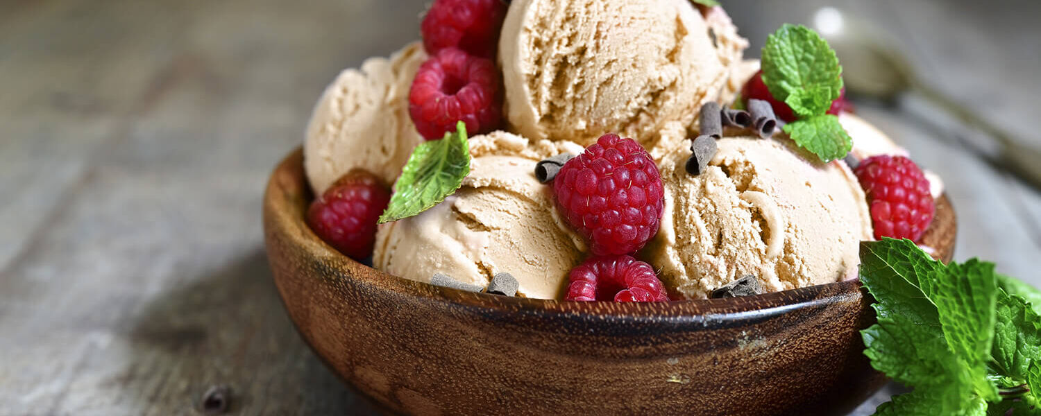 Vanilleeis mit heißen Himbeeren - LandAllerlei